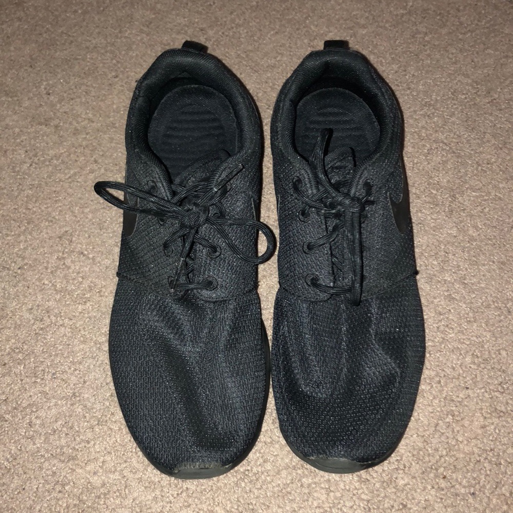 Nike black roshes